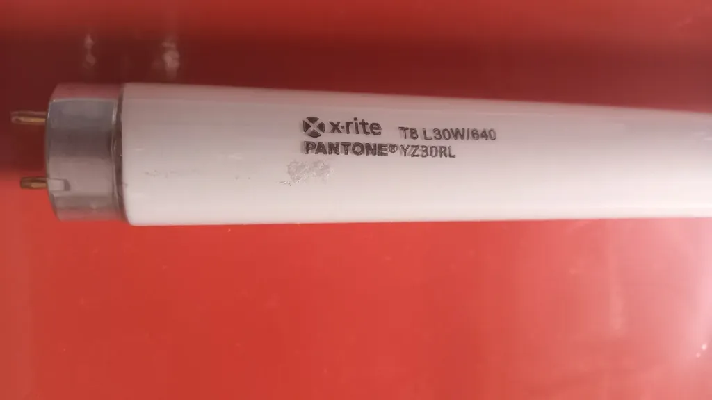 Spectralight  : x-rite pantone T8L30W/840